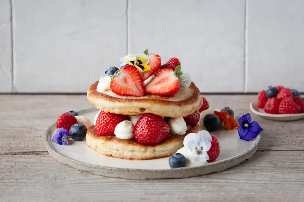 Amerikanska pannkakor med jordgubbar och vaniljfärskostmousse