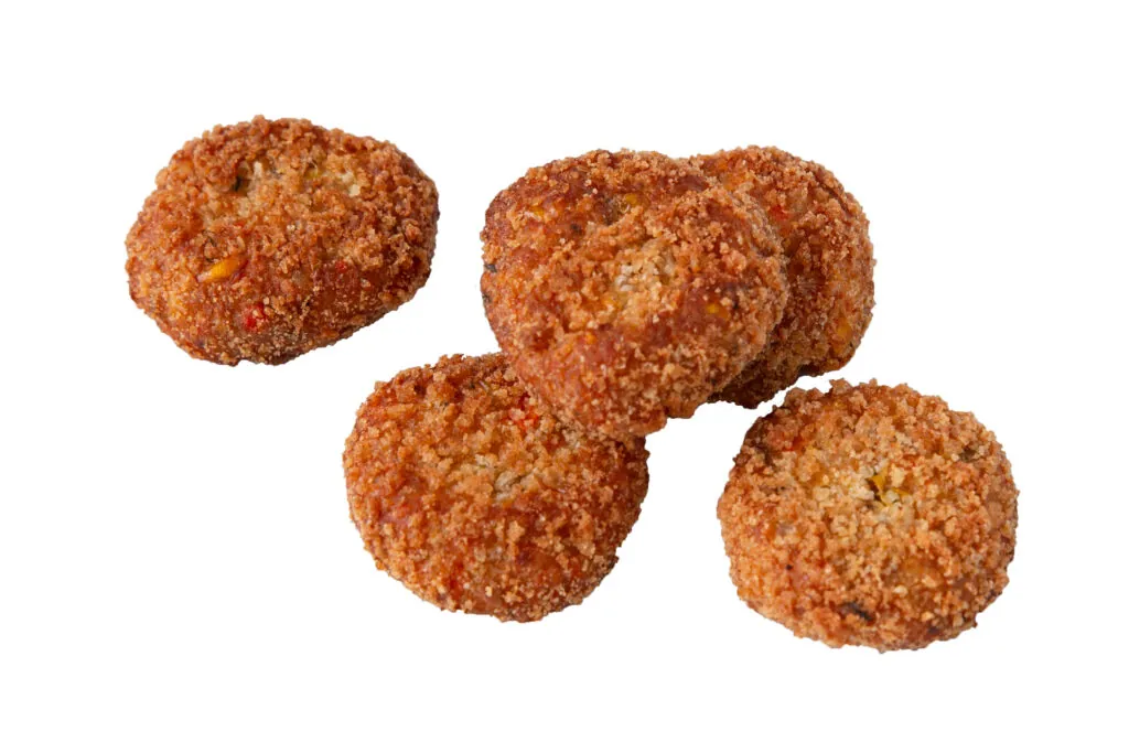 5 stycken grönsaksnuggets mot en vit bakgrund